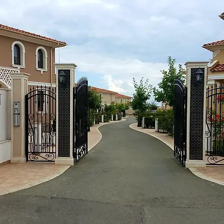 Maria And Plamena Houses 포마리